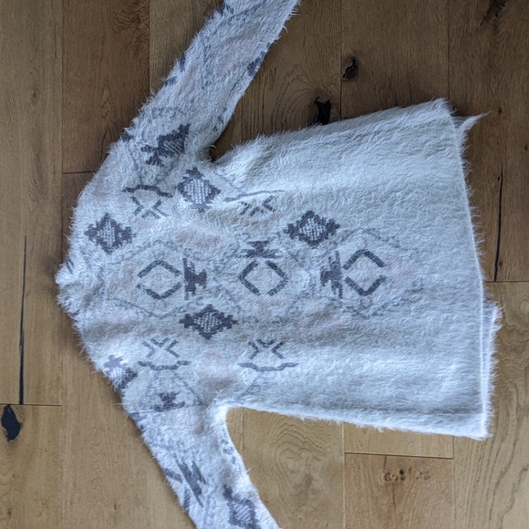 Fuzzy knit women's cardigan size xs. - Picture 7 of 8